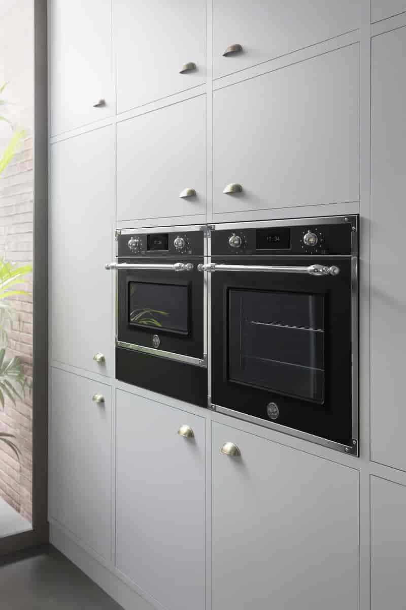 Bertazzoni Ångugn med pyrolys samt TFT-skärm, mattsvart/krom, Heritage-series