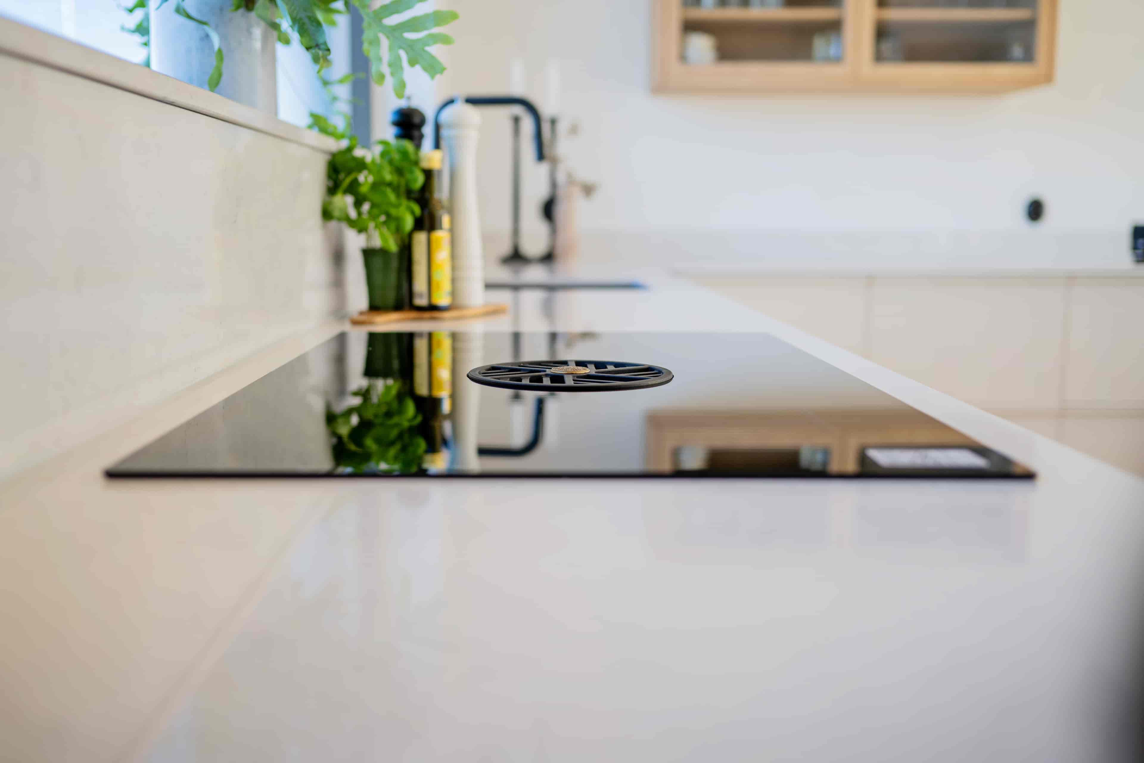 Bertazzoni Induktionshäll med integrerad fläkt, 83 cm, 4 zoner (2 flex)