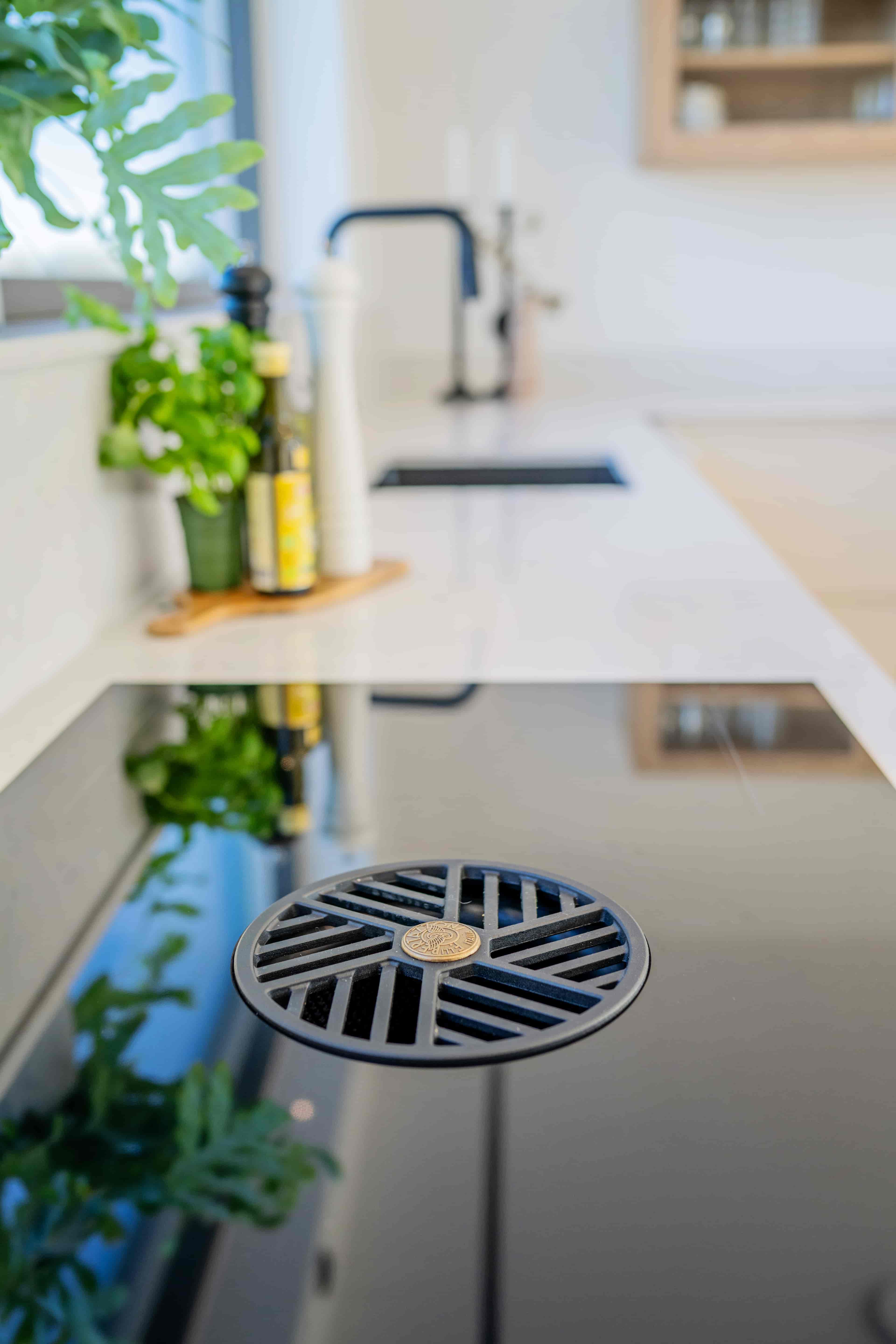 Bertazzoni Induktionshäll med integrerad fläkt, 83 cm, 4 zoner (2 flex)