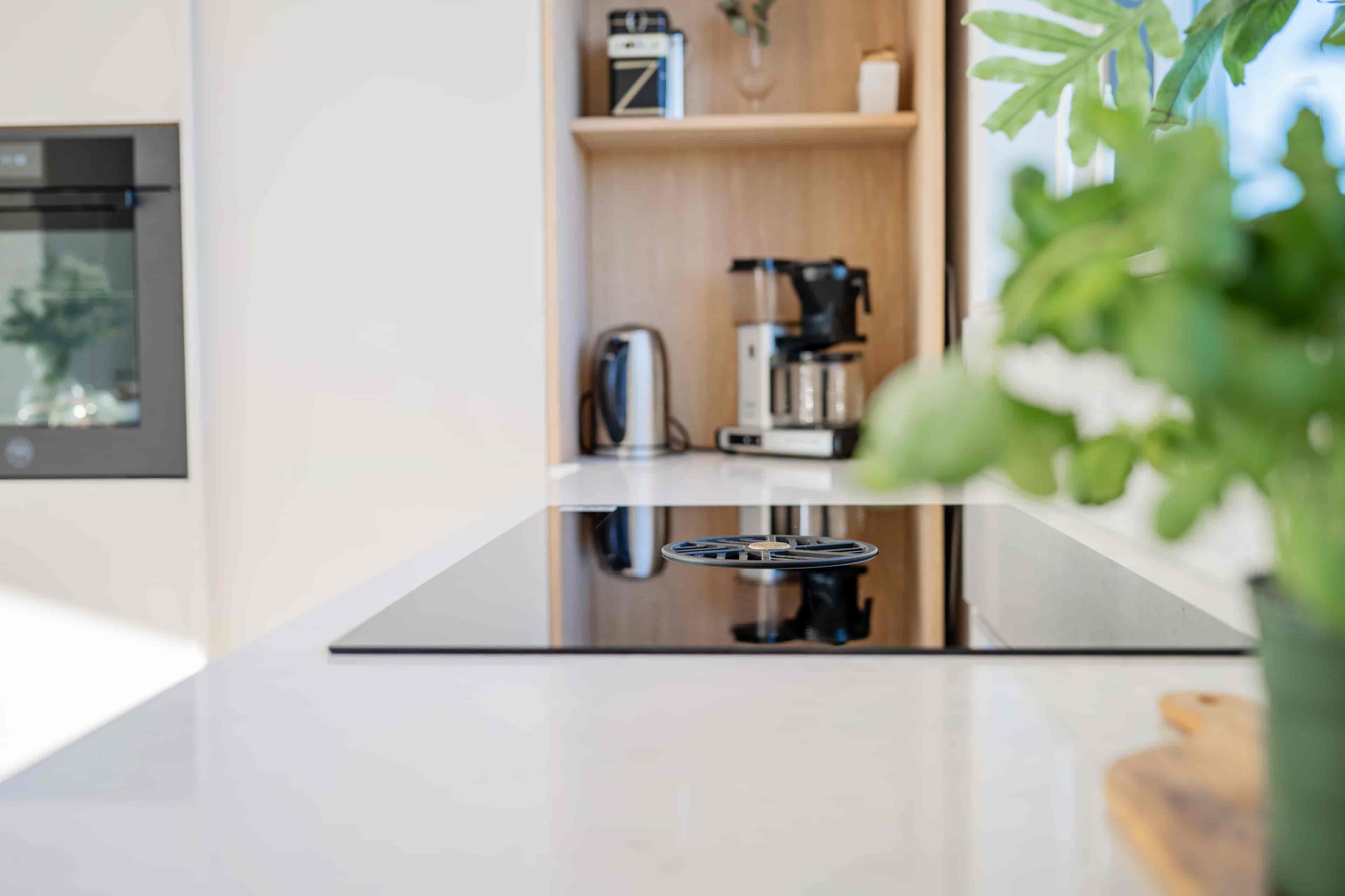 Bertazzoni Induktionshäll med integrerad fläkt, 83 cm, 4 zoner (2 flex)