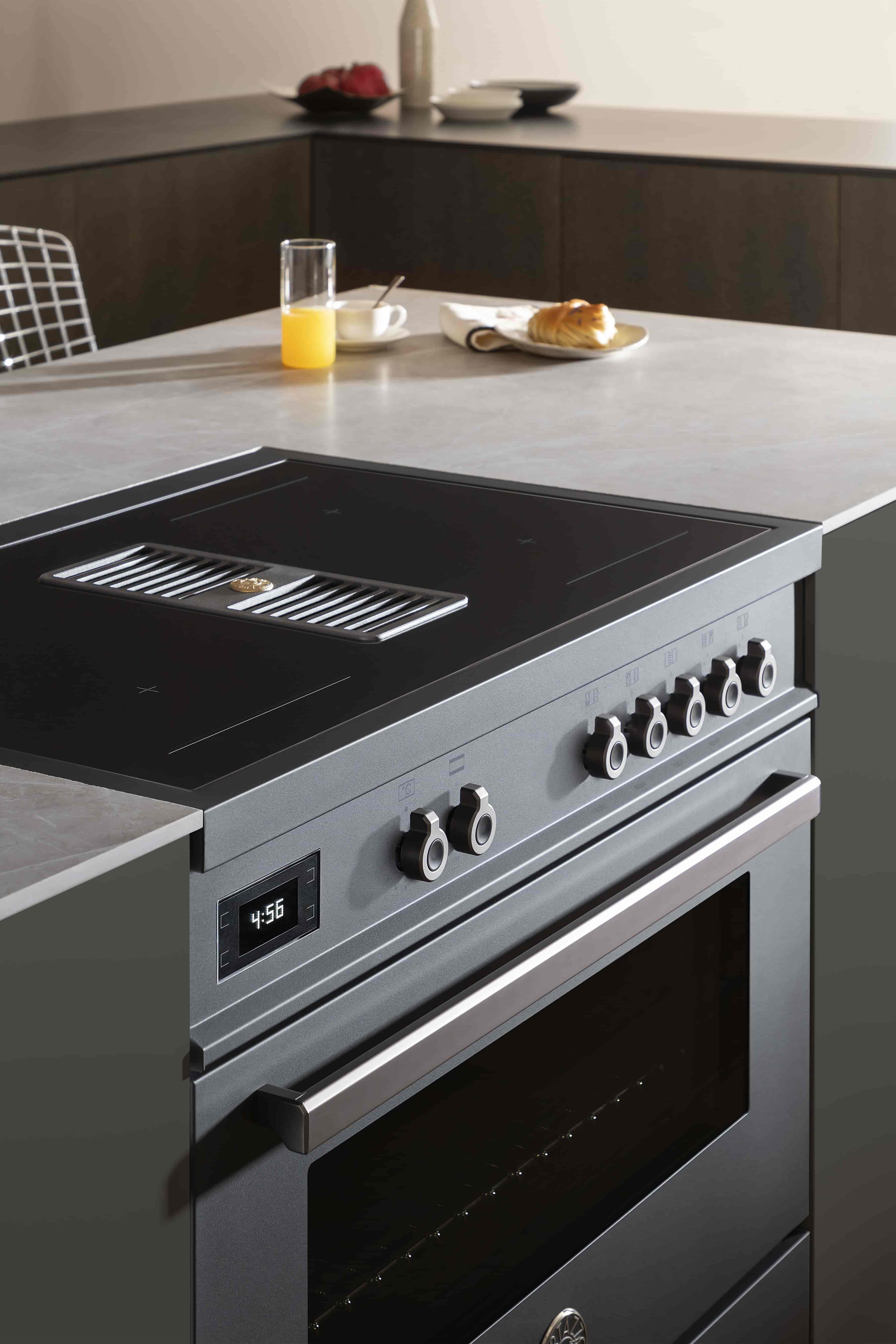 Bertazzoni, Fristående spis med integrerad fläkt, 90 cm bred, Carbonio (matt-svart)