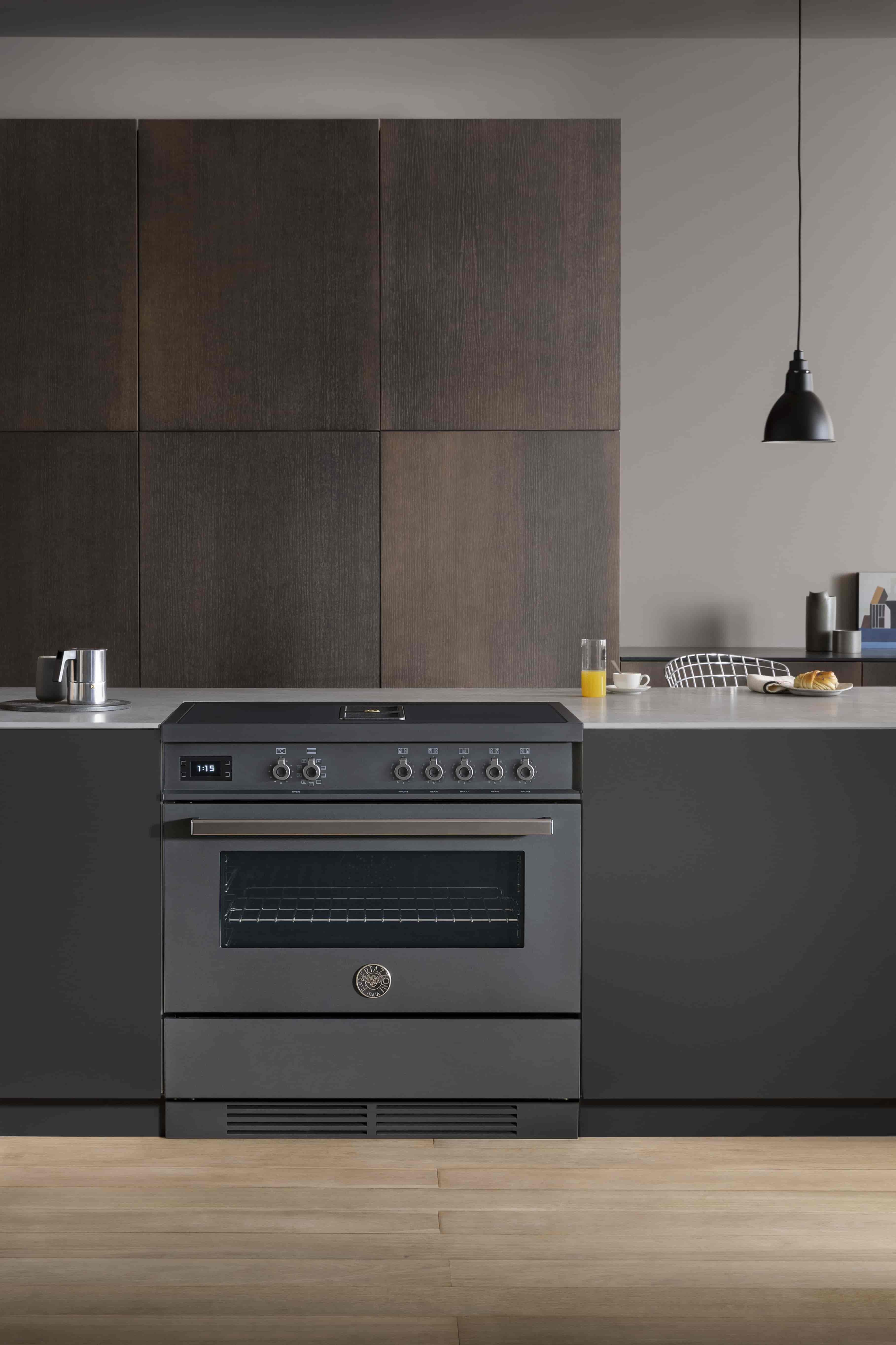 Bertazzoni, Fristående spis med integrerad fläkt, 90 cm bred, Carbonio (matt-svart)