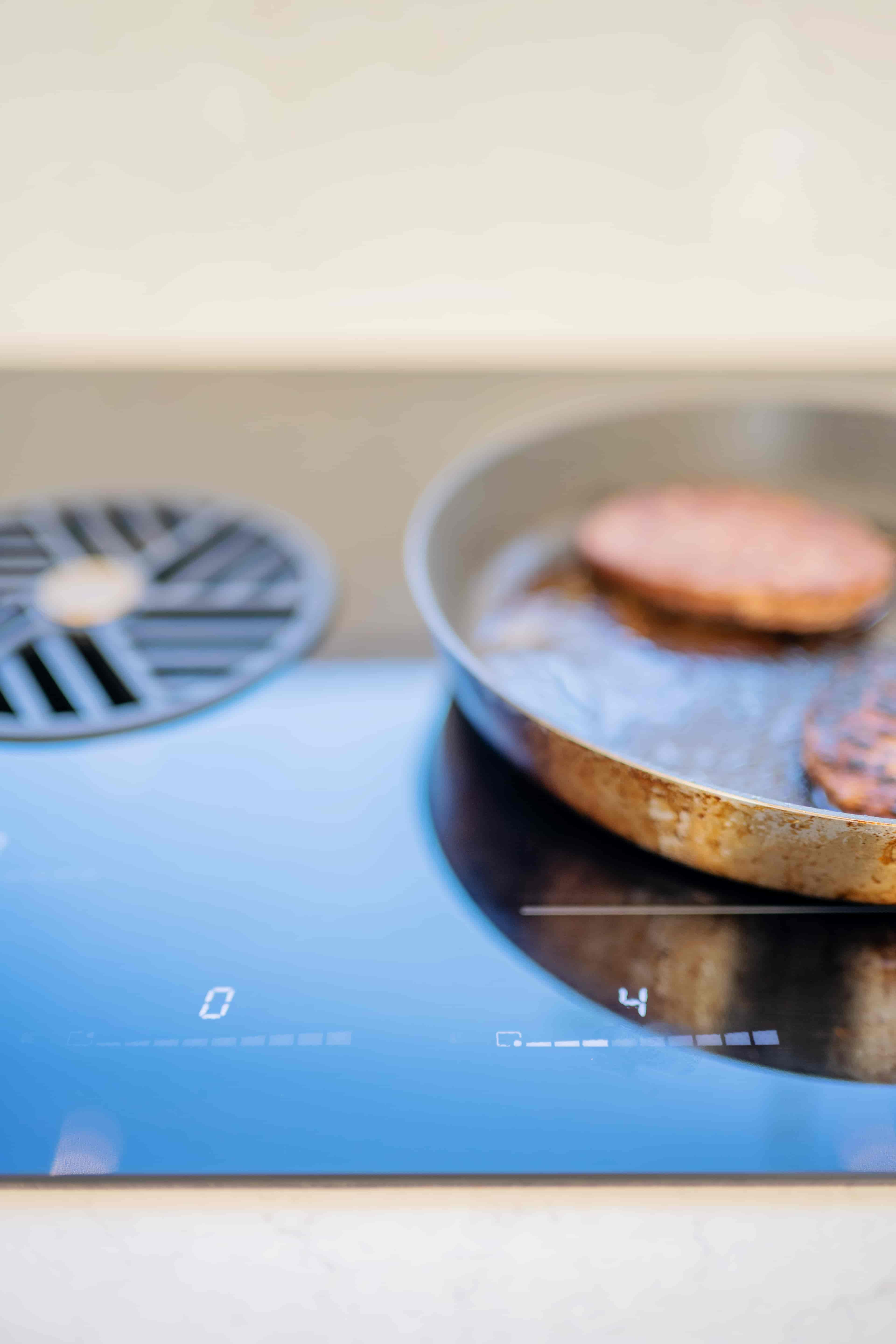 Bertazzoni Induktionshäll med integrerad fläkt, 83 cm, 4 zoner (2 flex)