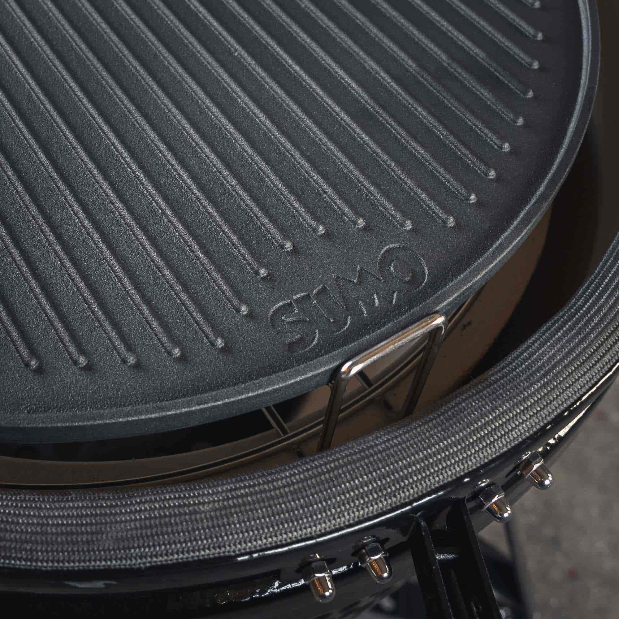 Kamado Sumo, Cast Iron Reversible Plate Half Moon Midi 21" Kamado Sumo, Cast Iron Reversible Plate Half Moon Midi 21"