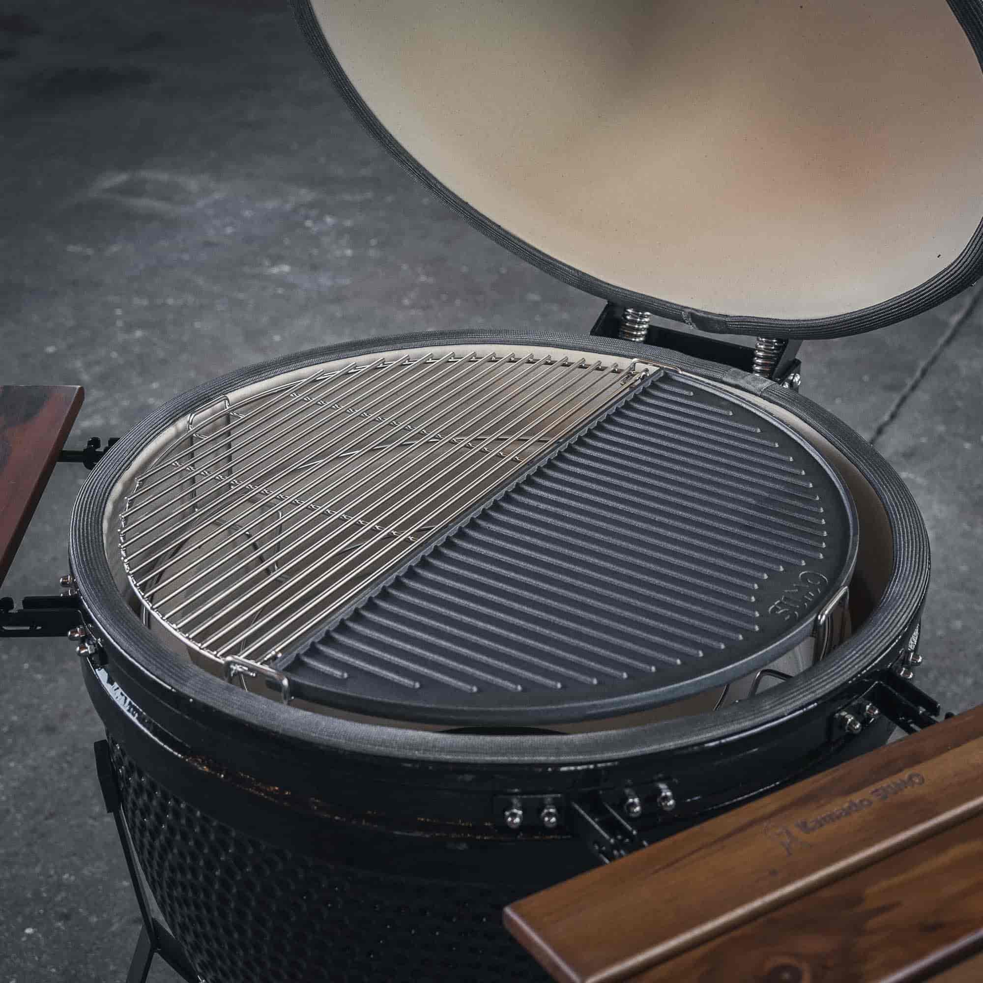 Kamado Sumo, Cast Iron Reversible Plate Half Moon Midi 21" Kamado Sumo, Cast Iron Reversible Plate Half Moon Midi 21"