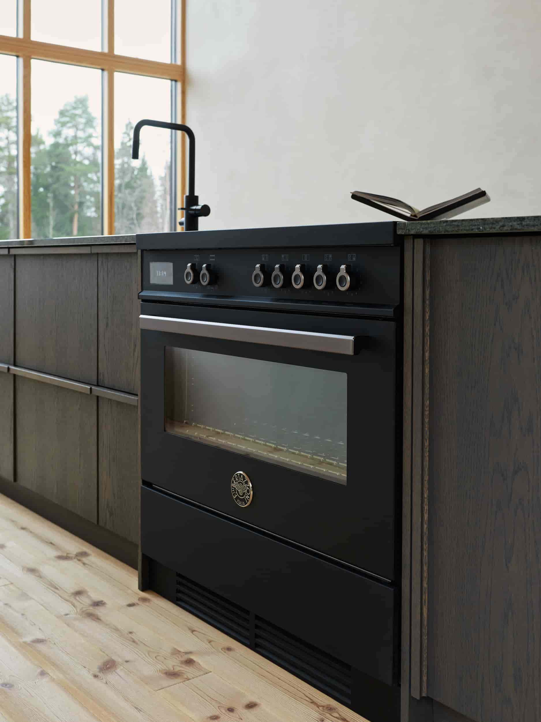 Bertazzoni, Fristående spis med integrerad fläkt, 90 cm bred, Carbonio (matt-svart) Bertazzoni, Fristående spis med integrerad fläkt, 90 cm bred, Carbonio (matt-svart)