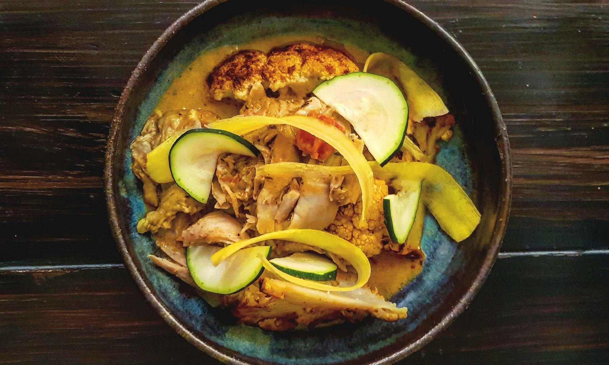 PÅ VÅR SPIS! - kyckling currygryta med helbakad blomkål och zucchini