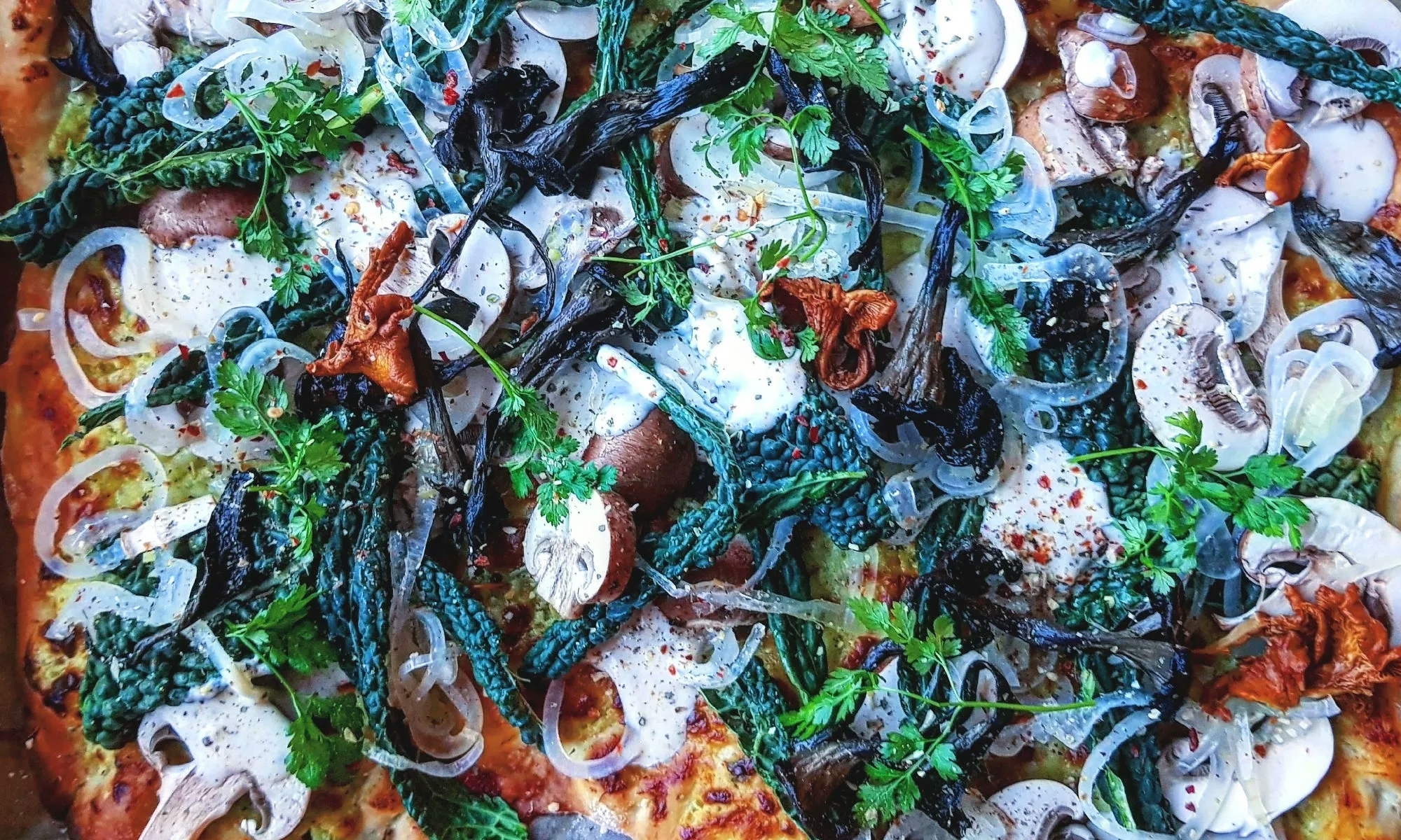 PÅ VÅR SPIS! - recept på en god Pizza Bianco, med svamp, svartkål och fetasostkräm