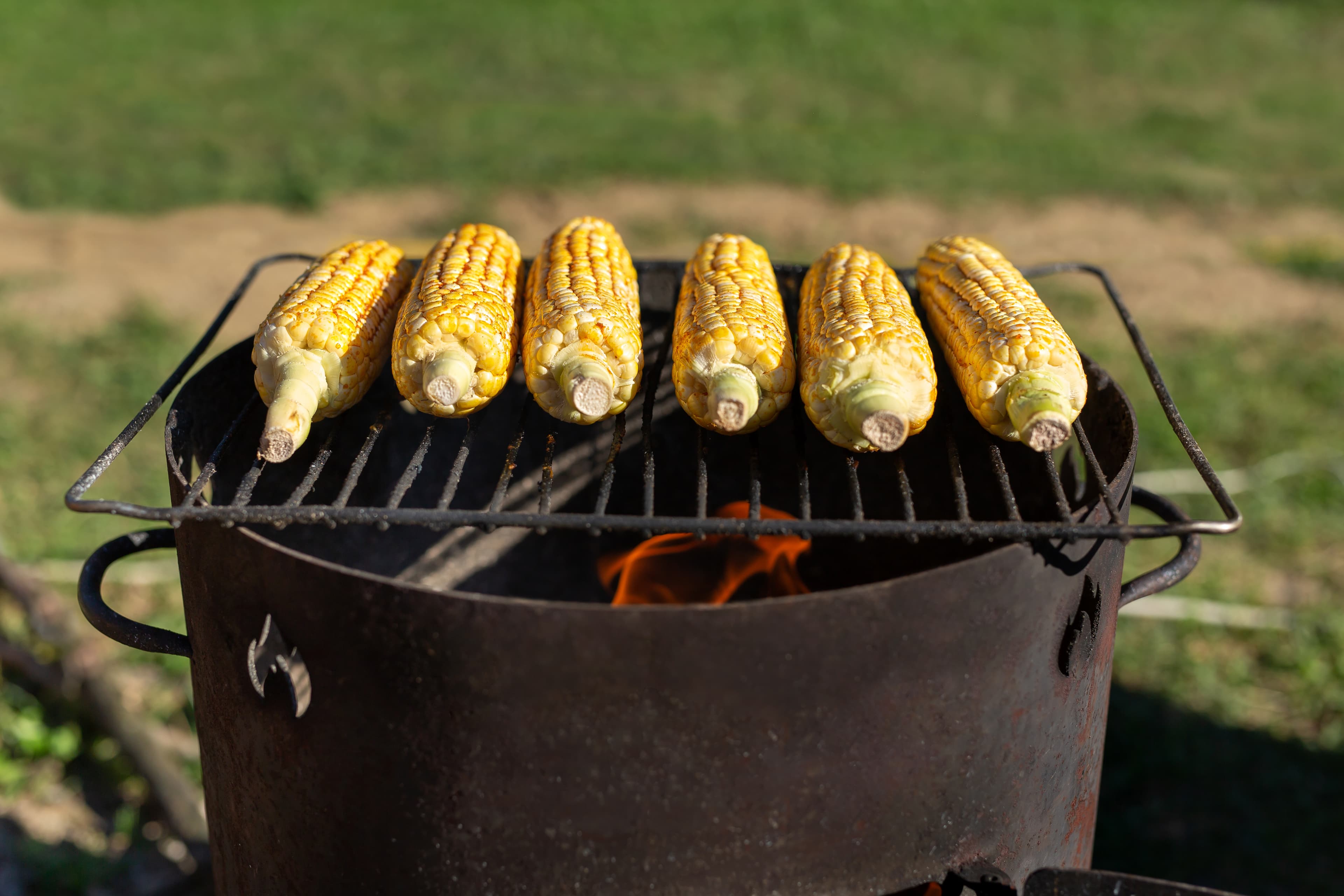 Grillade majskolvar med kryddsmör på chili och lime